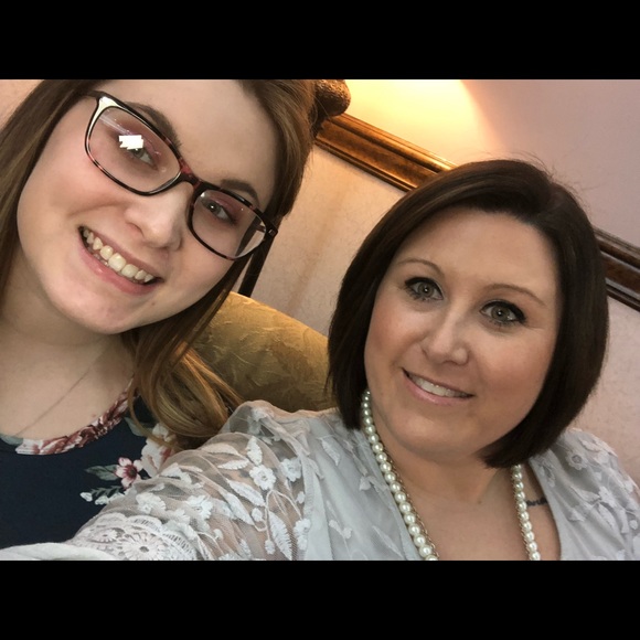 Meet your Posher, Nichole - Picture 2 of 8